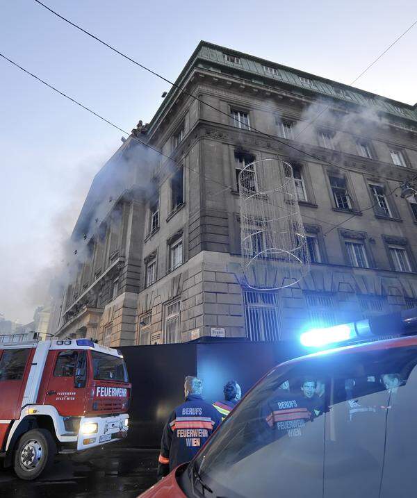 Schäden entstanden auch in angrenzenden Gebäuden. Zwar wurde die Kirche Am Hof vor einem Übergriff der Flammen bewahrt, ein Teil des Kirchenkomplexes, der zur ehemaligen Bank gehört sowie das dahinterliegende Konventsgebäude der Schulschwestern von Sarajevo in der Seitzergasse wurden dennoch in Mitleidenschaft gezogen. Hier seien Fensterscheiben geborsten und Fensterstöcke beschädigt worden.