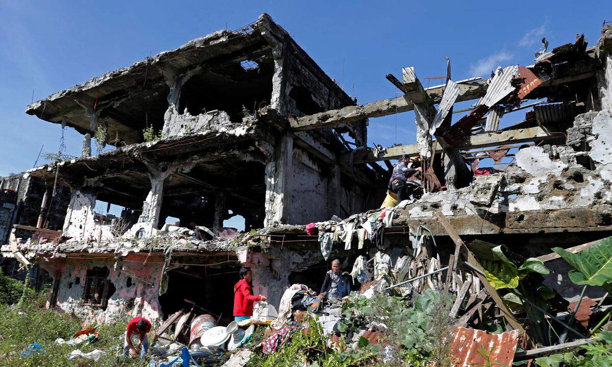 Die Philippinen sind mehrheitlich katholisch. Im Mai 2017 hatten sich Islamisten in Marawi auf der südphilippinischen Insel Mindanao festgesetzt, um dort nach dem Vorbild des IS ein Kalifat auszurufen.