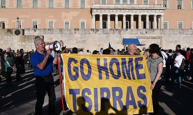 Premier Tsipras ist noch zu Hause. 430.000 Griechen nicht mehr