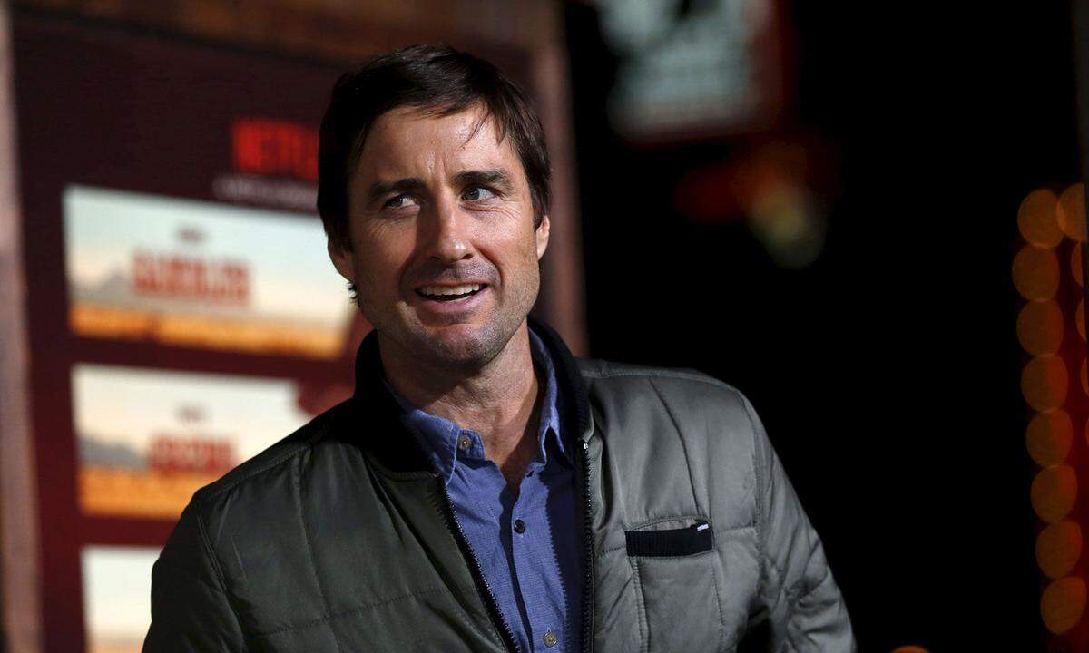 US-Schauspieler Luke Wilson ("Die Royal Tenenbaums") hat nach einem Autounfall nicht lang gefackelt und dabei geholfen, eine verletzte Frau zu retten. Demnach sei in Los Angeles beim Zusammenstoß eines Ferrari-Sportwagens mit mehreren anderen Autos ein Mann tödlich verletzt worden. Ein Zeuge sagte dem Branchenblatt "Hollywood Reporter", er habe gemeinsam mit Wilson eine Frau befreit, die in einem der Unfallwagen eingeklemmt war. "Er war der Held, er hat Verantwortung übernommen".