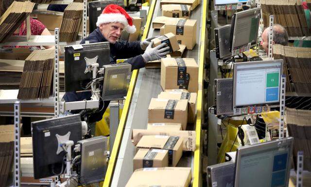 Vor Weihnachten steigt das Paketaufkommen in den Amazon-Verteilzentren stark an.