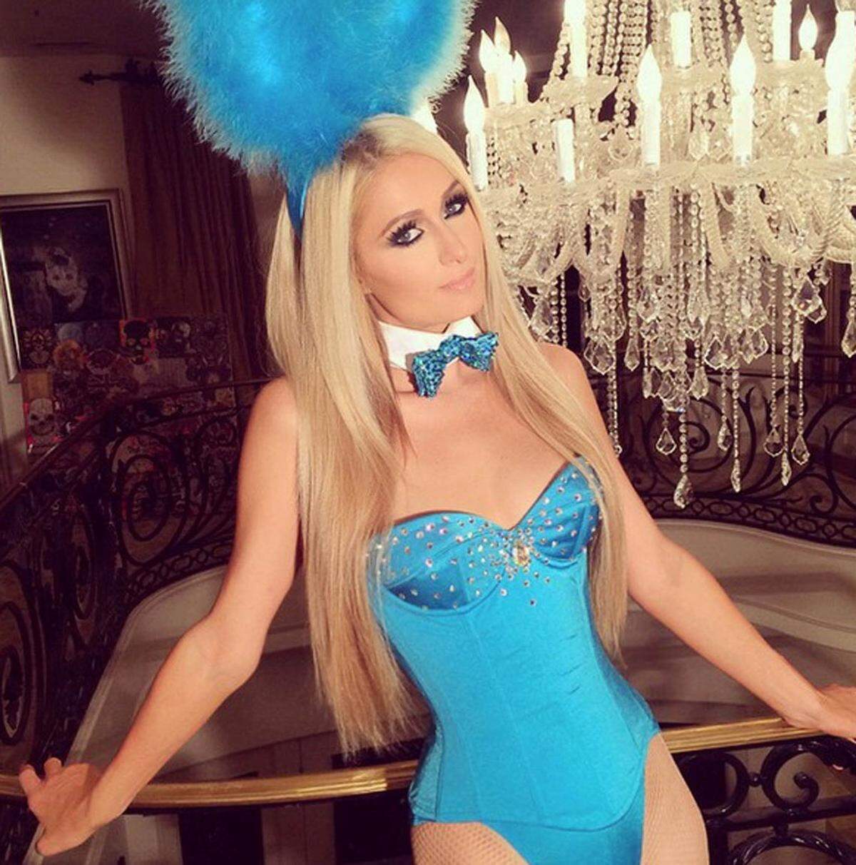 Die ersten Halloweenpartys haben in Hollywood bereits vor dem 31. Oktober begonnen. Paris Hilton versucht sich dieses Jahr als Playboy Bunny.