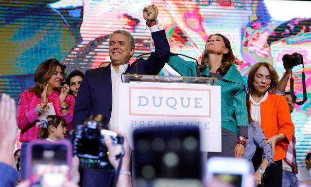 Ivan Duque lässt sich feiern. In der Wahlnacht schlägt Kolumbiens künftiger Präsident ungewohnt versöhnliche Töne an. „Ich werde nicht mit Hass regieren“, ruft er seinen Anhängern zu.