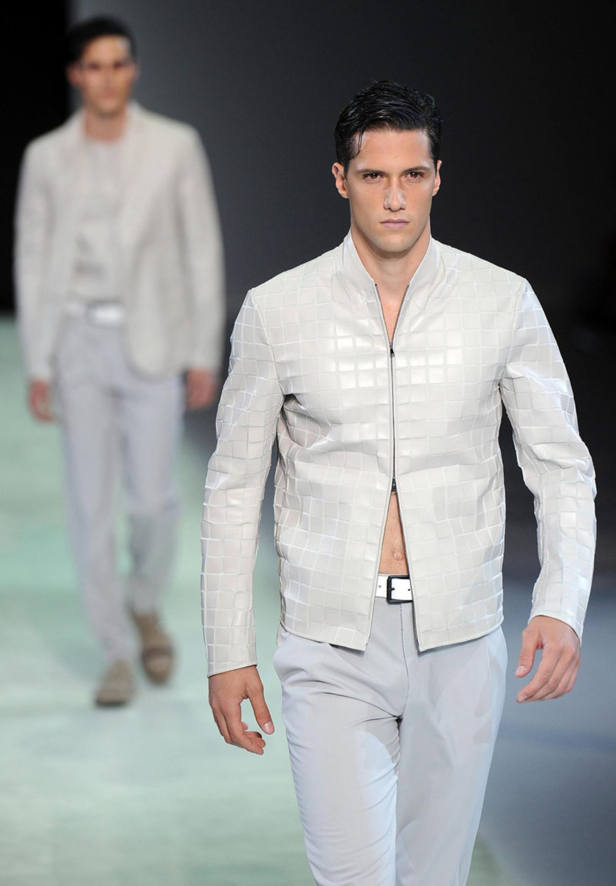 Der bauchfreie Trend macht auch vor Männer nicht Halt. So gesehen etwa bei Emporio Armani oder ...