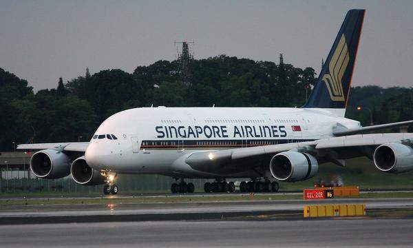 Im Oktober 2007 war es dann endlich soweit: Singapore Airlines erhielt den ersten A380. Insgesamt lag das Projekt damit zwei Jahre hinter dem ursprünglichen Plan. Am 25. Oktober fand der erste Flug der Airline mit dem neuen Flugzeug von Singapur nach Sydney statt. "Das ist in der Tat ein Meilenstein in der Zeitrechnung der Luftfahrtgeschichte", sagte der Vorstandsvorsitzende der Singapore Airlines, Chew Choon Seng.