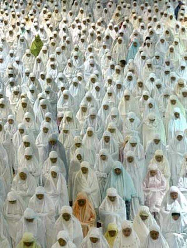 Am Abend vor dem Ramadan wird das Gebet "Tarawih" zelebriert. Im Bild: Die traditionelle Feier in der Istiqlal Moschee in Jakarta. In Indonesien leben etwa 191 Millionen Moslems.