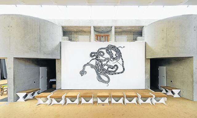 Künstlerische Einweihung der neuen Wirkungsstätte des Kunst-Jesuiten Gustav Schörghofer mit Gabriele Rothemanns Fastentuch „Schlangenmosaik II“.
