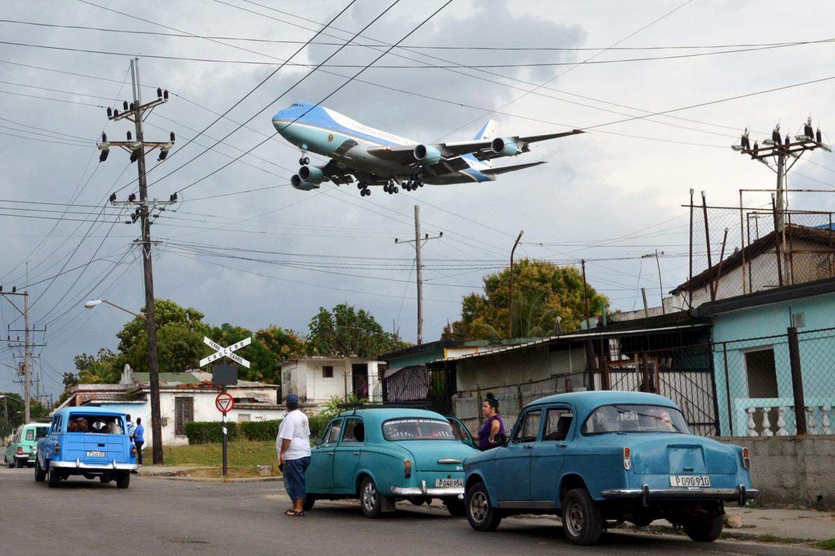 20. März. Die Ankunft der Air Force One mit dem US-amerikanischen Präsidenten an Bord ist für die Bewohner der kubanischen Hauptstadt Havanna Grund genug, einmal alles liegen und stehen zu lassen.