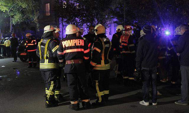 151031 BUCHAREST Oct 31 2015 Firemen gather at the nightclub which caught fire in Buchare