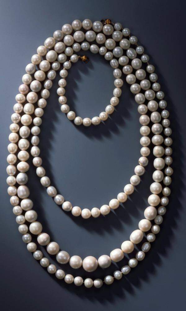 Diese Kette aus 177 sächsischen Perlen wurde auch geraubt. Die Perlen stammen aus den Gewässern der Weißen Elster, und wurden vor 1743 entnommen.