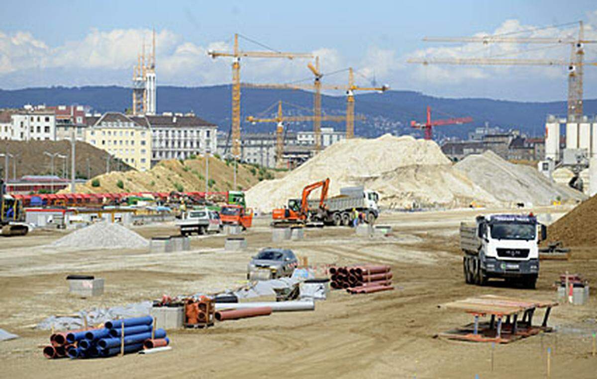 Von Gebäuden, Schienensträngen oder gar Bahnsteigen ist am Gelände des Wiener Hauptbahnhofs noch keine Spur: Allerdings sind rund zweieinhalb Jahre vor der Teileröffnung erste Bauteile des künftigen Verkehrsknotens zu sehen.