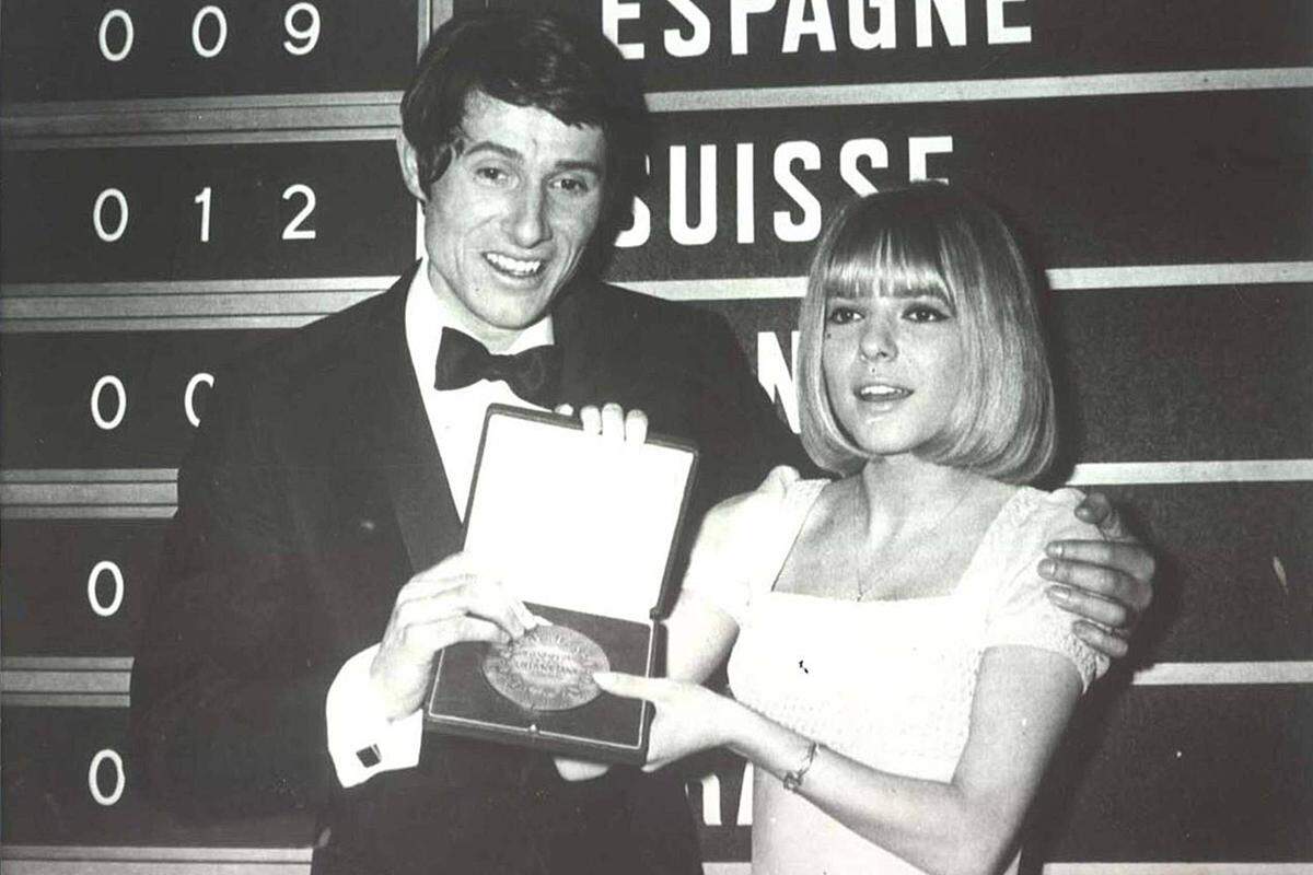 Serge Gainsbourg komponierte den Chanson, der 1965 beim Song Contest gewann - allerdings nicht für Frankreich, sondern für Luxemburg (dort siegte dann Udo Jürgens für Österreich). Mit dem Lied siegte erstmals in der Song-Contest-Geschichte keine Ballade. 