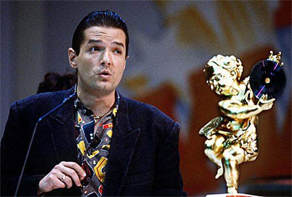 Nach dem Album "Nachtflug" und der Hitsingle "Mutter, der Mann mit dem Koks ist da" zog Falco 1995 in die Dominikanische Republik. Für seine Musik erhielt Falco zahlreiche Auszeichnungen, auch nach seinem Tod. Im Jahr 2000 wurde sein Lebenswerk mit dem Amadeus Music Award geehrt.