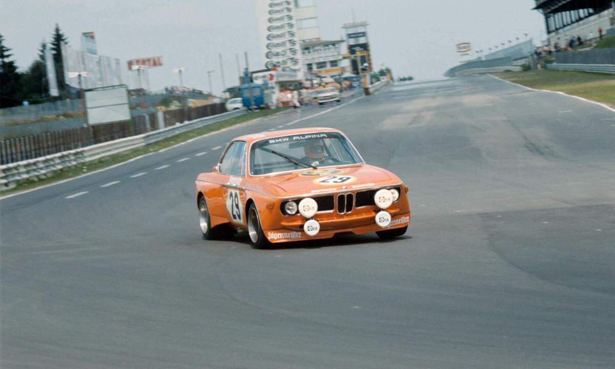 Lauda auf dem orangen Jägermeister-BMW-Alpina, ein Wertbegriff für Motorsportfans der frühen Jahre. Vorerst waren die Gagen und Siegesprämien aus den Tourenwagen das einzig sichere Einkommen Laudas.
