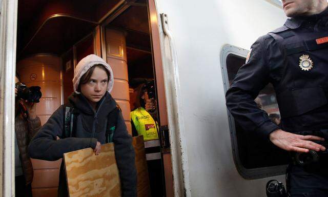 Greta Thunberg musste aufgrund des großen Andrangs im Zug ausharren, ehe sie aussteigen konnte.