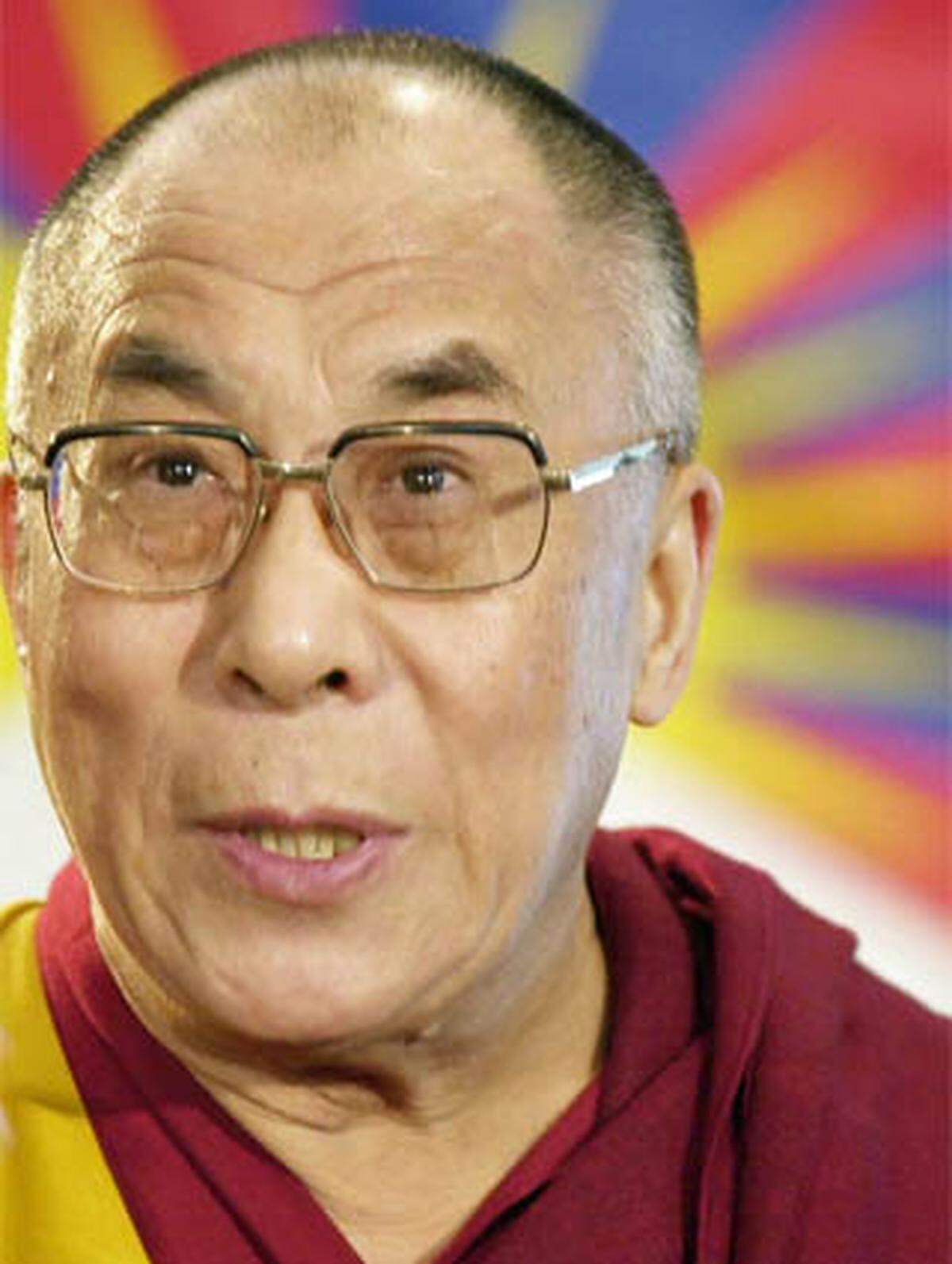 Nach schweren Unruhen im Jahr 1989 erhält der Dalai Lama trotz heftiger Proteste Chinas den Friedensnobelpreis, weil er im Kampf um die Freiheit seines Volkes stets gegen den Einsatz von Gewalt plädierte.