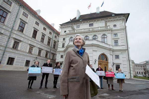 Noch schneller war die unabhängige Irmgard Griss. Sie hat am 8. März als erste aller Kandidaten die Erklärungen eingereicht. Dennoch will sie bis heute Abend weiter Unterstützungen sammeln: Bis vergangenen Freitag hatte sie die 10.000 Marke erreicht, sie peilt insgesamt 12.000 Unterstützungserklärungen an.    