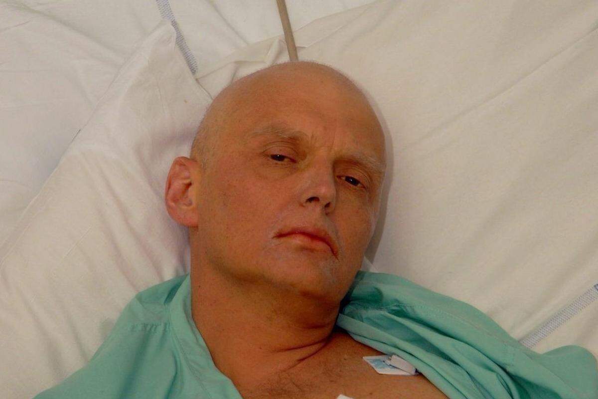 Alexander Litwinenko, der Geheimagent, starb 2006 in einem Londoner Krankenhaus. Er ist kurz vorher vermutlich beim Teetrinken im Hotel mit dem radioaktiven Polonium 210 vergiftet worden. Im Sterben macht er Putin für seinen Tod verantwortlich. Der Kreml weist die Vorwürfe zurück. Litwinenko ist nach Großbritannien ausgewandert und hat später auch für den MI6 gearbeitet.