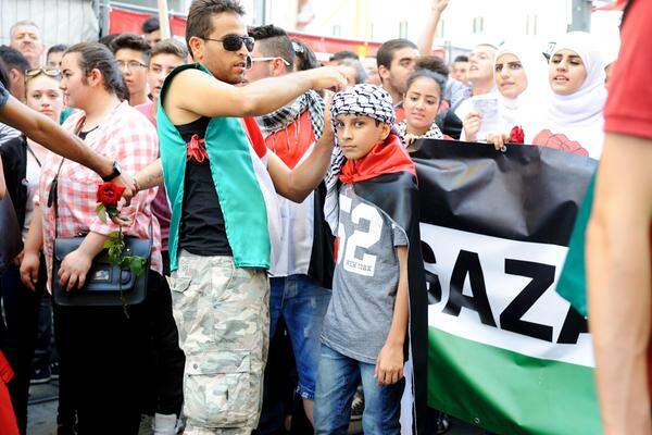 In Graz und Linz wurden bereits am Samstag Protestkundgebungen für Gaza veranstaltet. In beiden Städten nahmen laut Polizei je zwischen 500 und 600 Personen teil, die Demonstrationen verliefen auch dort durchwegs friedlich.
