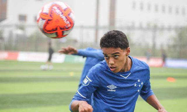 Auf den 18-jährigen João Mendes warten in Barcelona die übergroßen Fußstapfen seines Vaters Ronaldinho. 