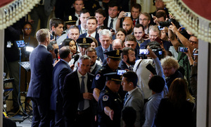 McCarthy, umringt von Reportern, am Dienstag nach seiner Abwahl im Kongress