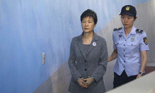 Archivbild vom 25. August 2017, als Park Geun-hye dem Gericht in Seoul vorgeführt wurde.