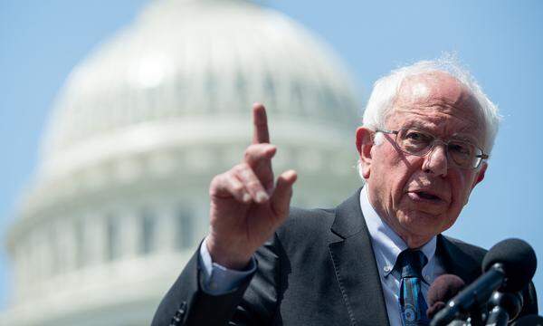 Ähnlich wie vor vier Jahren, hat Bernie Sanders die Nase bei den ersten Vorwahlen vorne. Er lag in Iowa mit Konkurrent Buttigieg gleich auf und gewann deutlich in New Hampshire. Am Super Tuesday verlor er gegen Konkurrent Biden an Boden. Er ist der Vertreter des linken Parteiflügels.Sanders, der selbst ernannte „demokratische Sozialist“, verspricht „wirtschaftliche, soziale und umweltpolitische Gerechtigkeit“. Außer ihr fortgeschrittenes Alter verbindet Sanders und Biden bei den Demokraten nur wenig: Biden, der Mann der Mitte, mit dem auch mancher Republikaner als Präsident leben könnte; Sanders, dem die Demokraten zu wenig progressiv sind, weshalb er betont, dass er als Unabhängiger im Senat sitzt. Wenn Sanders von Gerechtigkeit spricht, meint er deutlich höhere Steuern, eine freie Krankenversicherung für alle und den sogenannten Green New Deal. Die Umweltinitiative zum Kampf gegen den Klimawandel stammt vom linken Flügel der Demokraten. Sie sieht einen bis zu 100-prozentigen Umstieg auf erneuerbare Energie vor, was Experten aber für unrealistisch halten. Präsident Donald Trump apostrophiert Sanders stets als „Sozialisten“, was in den USA weitgehend als Schimpfwort gilt. Sanders knüpft dort an, wo er 2016 aufgehört hat: Er begeistert Studenten und die Linksliberalen und findet teilweise sogar auf Fox News, dem erzkonservativen TV-Sender, ein Echo. Trump versus Sanders: Es wäre ein Duell der Extreme und würde auf einen Wahlkampf hinauslaufen, der an Polarisierung und Absurditäten schwer zu überbieten wäre.