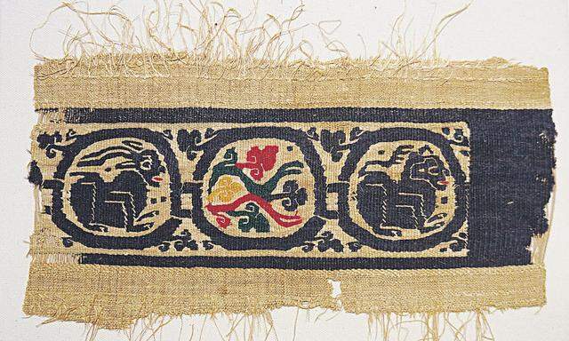 Ein Hase und ein Löwe sind auf diesem spätantiken ägyptischen Textilfragment zu sehen. Das Rot im Muster stammt aus Krapp, das Gelb aus Färberwau, kurz Wau genannt. Grün wurde durch zwei Farbbäder hergestellt: in blauem Waid und gelbem Wau.