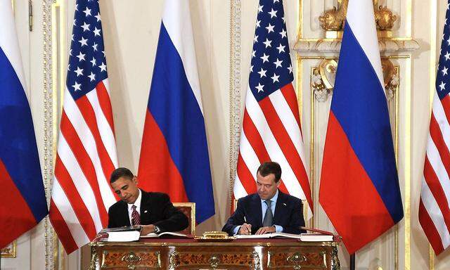 Auf diesem Archivbild vom 8. April 2010 unterzeichnen US-Präsident Barack Obama (li.) und der damalige russische Präsident Dmitri Medwedew den neuen Vertrag zur Reduzierung strategischer Waffen in Prag.