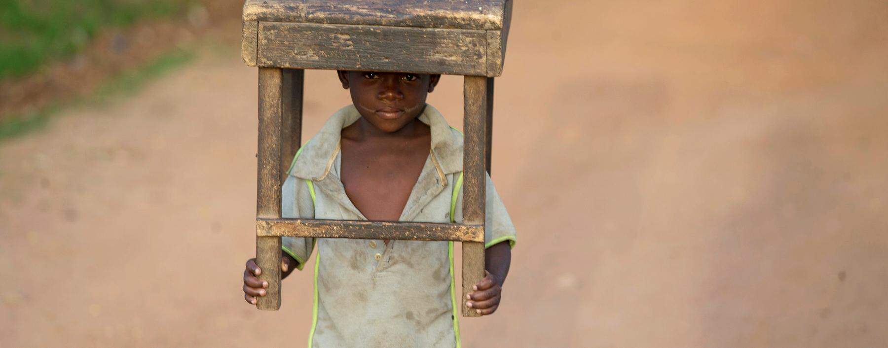 Ein Bub in der Zentralafrikanischen Republik. Krieg, Armut und Flucht bestimmen das Leben der 5,5 Millionen Einwohner in dem Land.