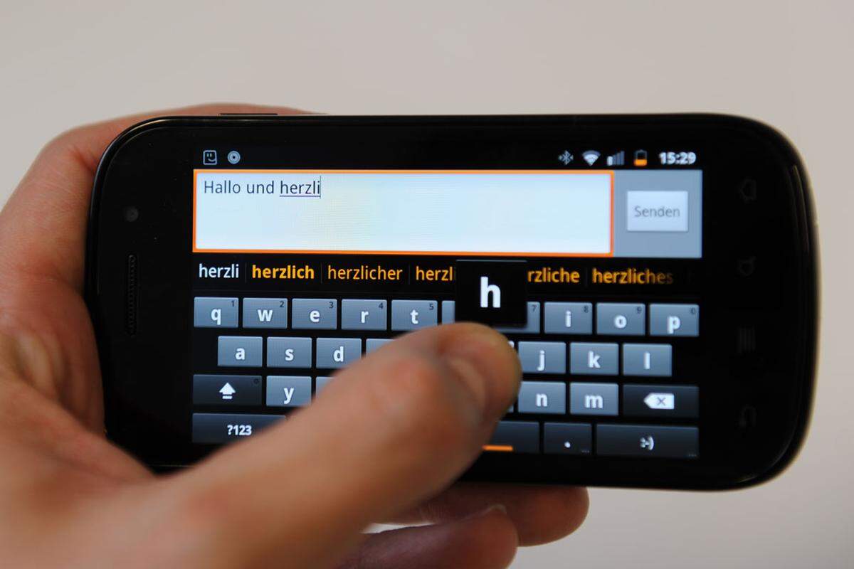 Etwas ärgerlich ist, dass es auf der Tastatur im Hochformat von vornherein noch immer keine dedizierte Beistrich-Taste gibt. Hier muss man sich mit Apps behelfen.Etwas besser als bisher ist aber die Geschwindigkeit, mit der Anschläge registriert werden und die Korrekturfunktion.