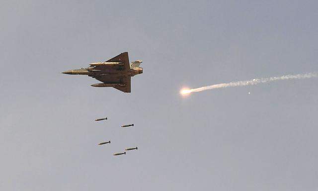 Ein indischer Mirage-2000-Jet bei einer Übung.
