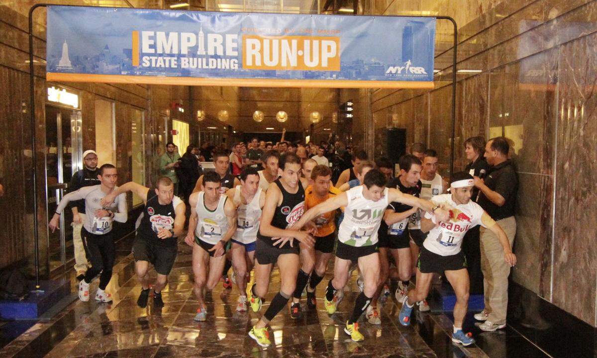 Der Australier Mark Bourne gewinnt den legendären Treppenlauf im Empire State Building. Die 86 Stockwerke schafft der 29-Jährige in einer Zeit von 10 Minuten und 12 Sekunden. Link: Video vom Treppenlauf