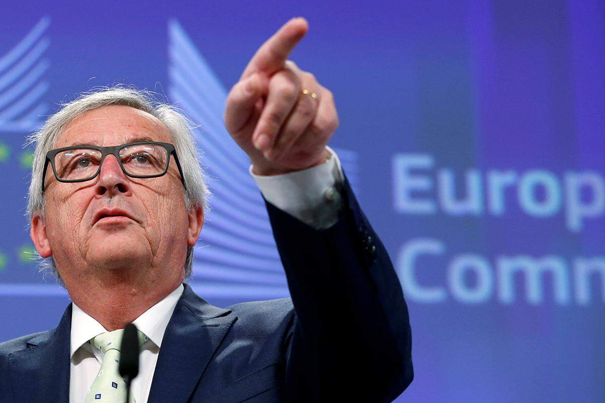 EU-Kommissionspräsident Jean-Claude Juncker hat eindeutig dementiert, dass der Austritt der Briten aus der EU der Anfang vom Ende der EU sein könnte. "Nein", sagte Juncker auf eine entsprechende Frage von Journalisten. Es gehe nun darum, den "Prozess der Ungewissheit, in dem wir gelandet sind, nicht all zu lange anhalten" zu lassen. Es gehe darum, "jetzt etwas aufs Tempo zu drücken".  