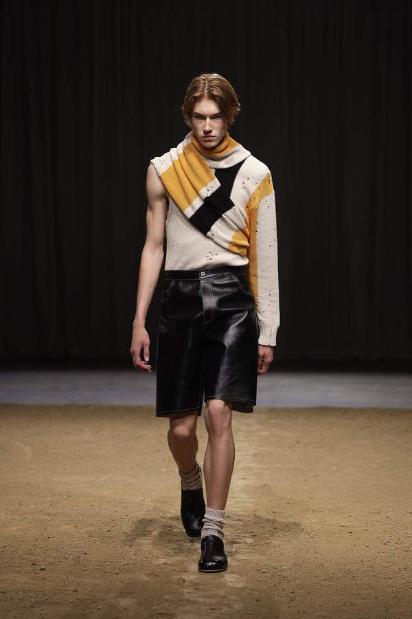Federico Cina Menswear zeigt, wie man einen Pullover auch tragen kann. 