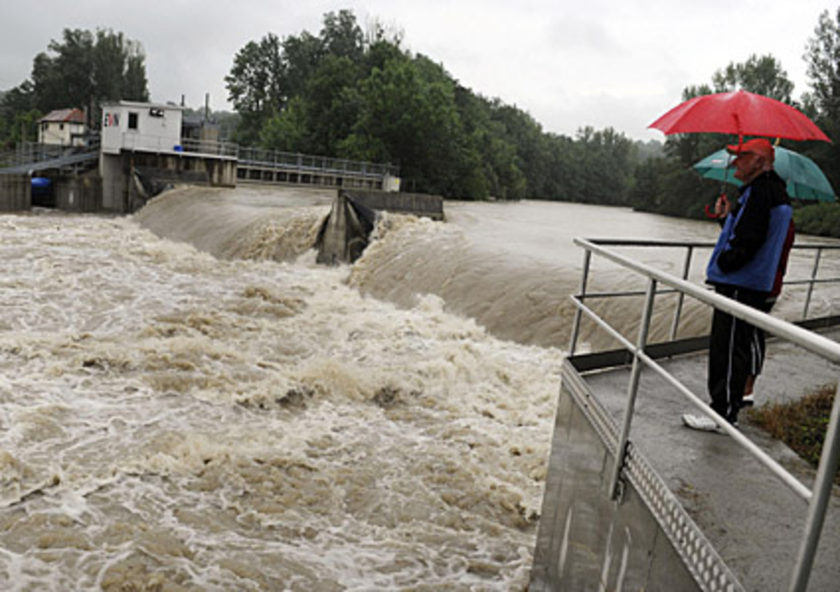 Auch Nebenflüsse der Donau stiegen am Mittwoch noch stark an. Bei der Ybbs und der Erlauf waren es nach Feuerwehrangaben vom Mittwoch etwa zehn Zentimeter pro Stunde. Am Donnerstag entspannte sich die Situation auch hier.Zwei Schaulustige beobachten die Hochwasser führende Erlauf