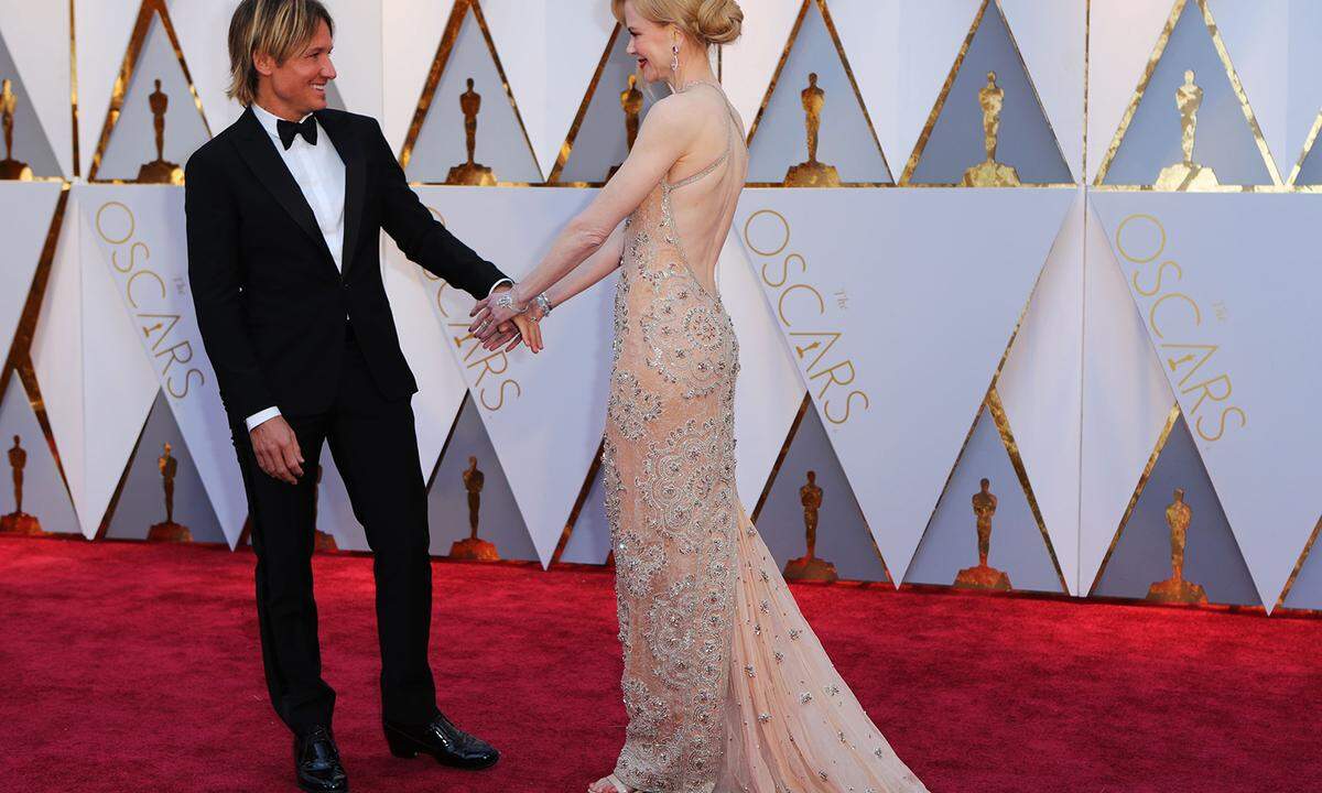 Keith Urban hielt die Hand seiner Gattin Nicole Kidman ("Lion"), die sich in einer nude-farbenen Kreation von Armani Privé zeigt.