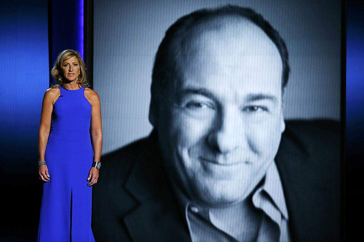 Edie Falco gedachte dem "Sopranos"-Star James Gandolfini. Er Schauspieler war heuer im Juni mit 51 Jahren einem Herzinfarkt erlegen. Falco spielte die Ehefrau von Tony Soprano in dem hochgelobten Mafia-Drama.