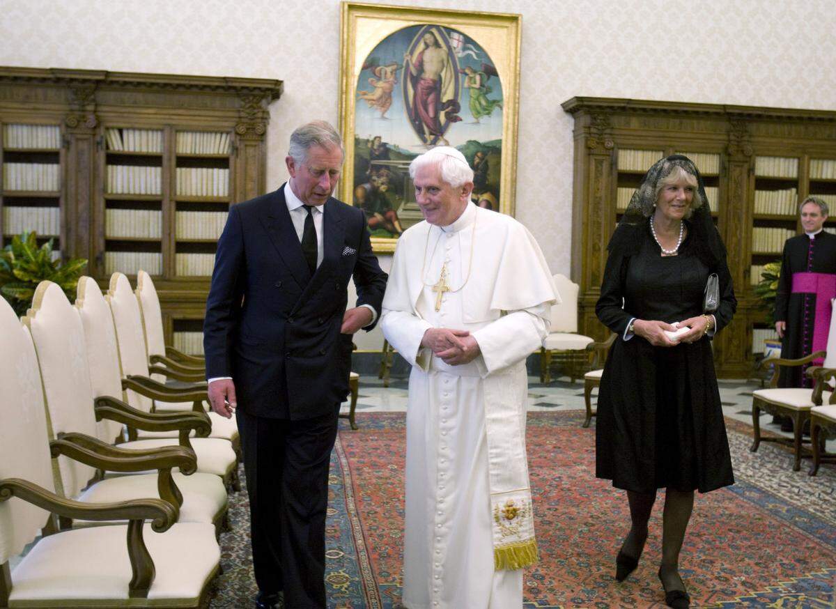 Und auch Dianas Nachfolgerin an der Seite von Charles, Camilla, trug einen schwarzen Schleier, als sie Papst Benedikt XVI. traf.  