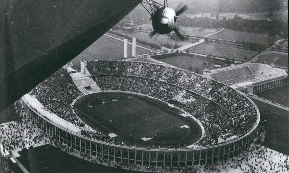 Am 1. August 1936 fliegt die "Hindenburg" zum Auftakt der Olympischen Spiele über Berlin. Sie verneigt sich vor Adolf Hitler: Damit sich die Bugnase senkt, müssen die Besatzungsmitglieder im Laufgang vor- und zurücklaufen.