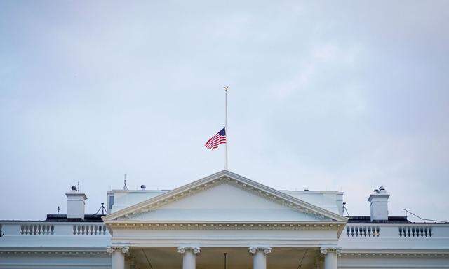 US-POLITICS-FLAG-WHITE-HOUSE