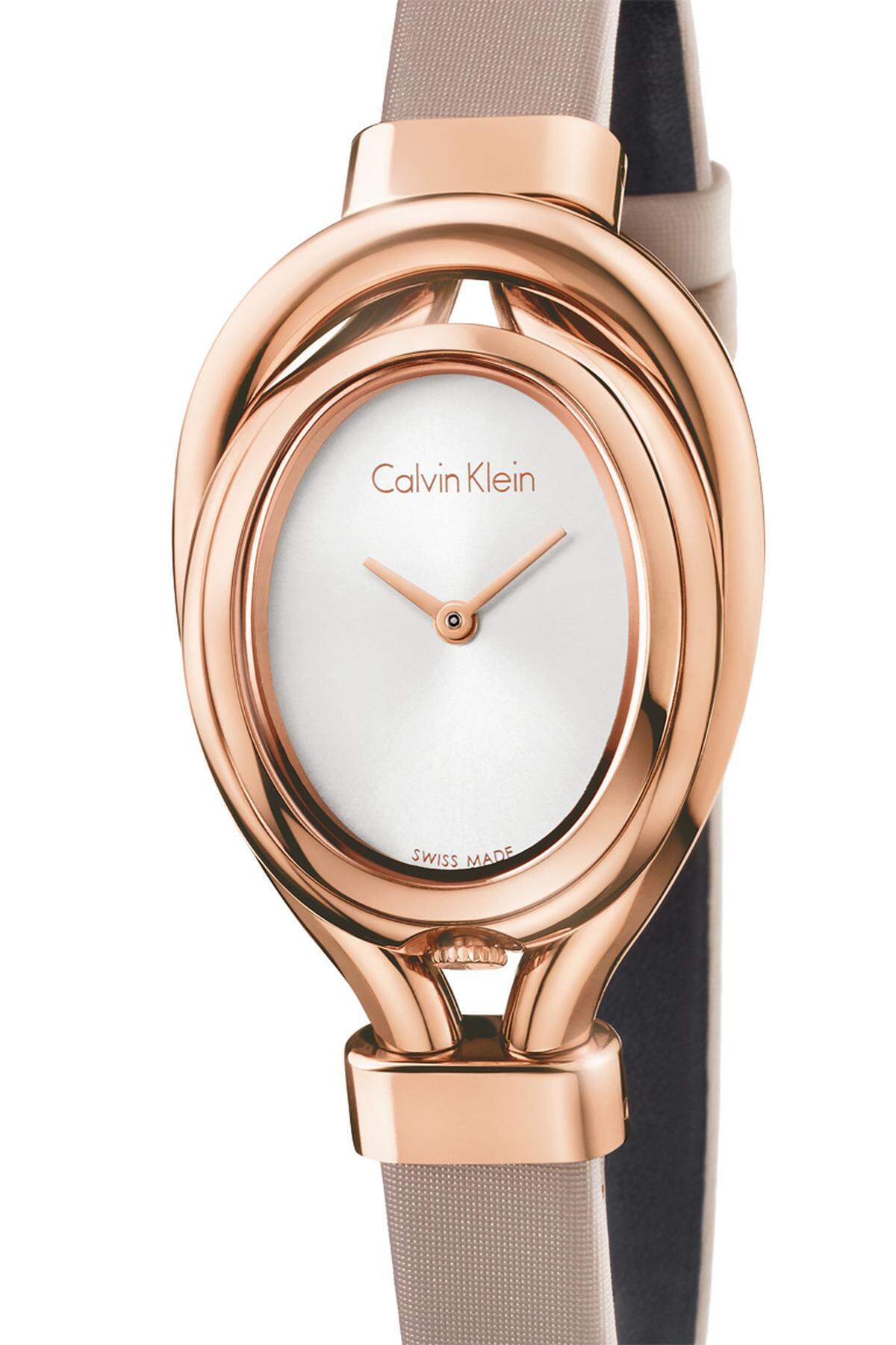 Die „Microbelt“ von Calvin Klein ist von lieblichen Damenarmbanduhren des frühen vergangenen Jahrhunderts inspiriert. Das Gehäuse, das aussieht wie eine kleine Gürtelschnalle, kann in Stahl oder goldfarben oberflächenbeschichtet gewählt werden.