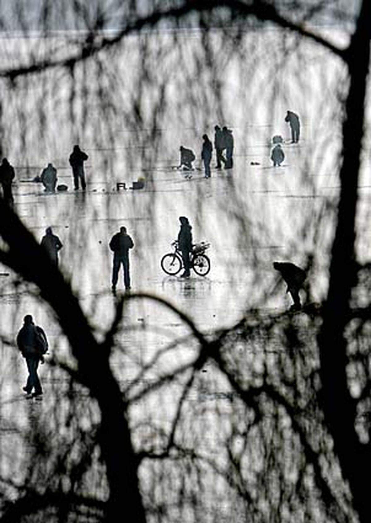 Noch kälter ist es in Rumänien, wo die Temperatur in den Bergen aus bis zu minus 31 Grad gesunken ist. In der Hauptstadt Bukarest nutzen die Menschen das Wetter fürs Schlittschuh Laufen.