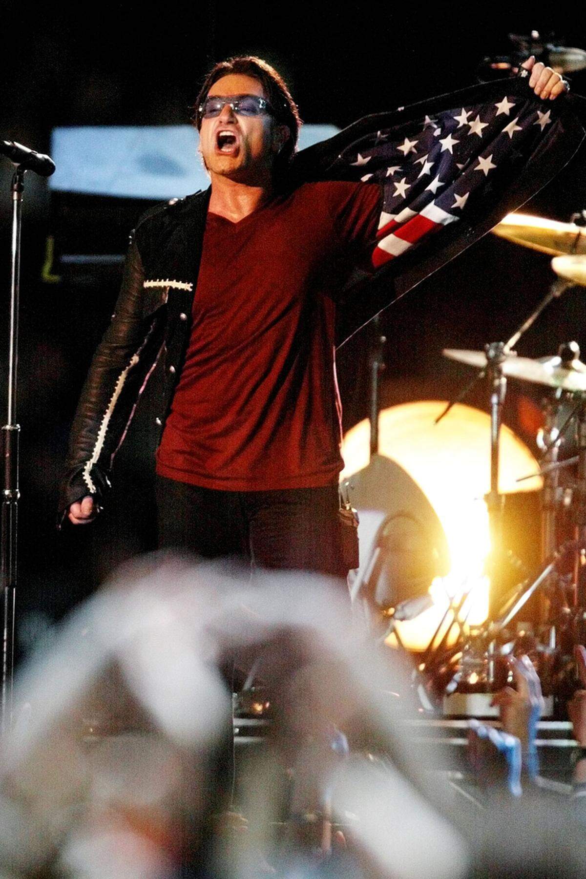 Bono gedachte beim Super Bowl mit "Where the Streets Have No Name" den Opfern von 9/11. Im Hintergrund liefen die Namen von allen Opfern, am Ende öffnete er seine Jacke und brachte eine USA-Flagge zum Vorschein.