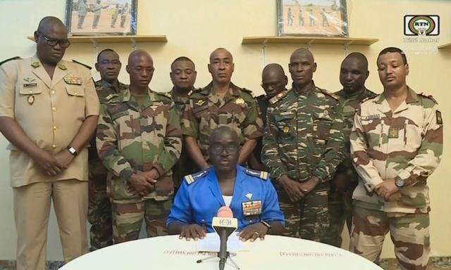 Die Armee im Niger verkündete eine Grenzschließung und eine Ausgangssperre.