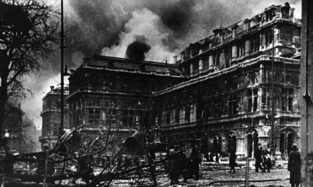 Die Staatsoper steht am 12. März 1945 in Flammen.