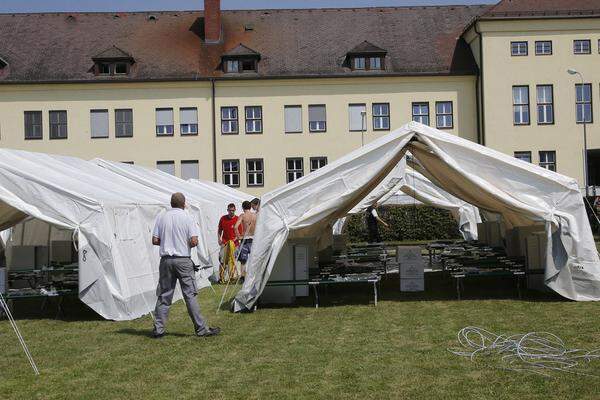 Bis diese abgeschlossen sind, dient die erst jüngst errichtete Zeltstadt in Krumpendorf am Wörthersee als Verteilerzentrum.