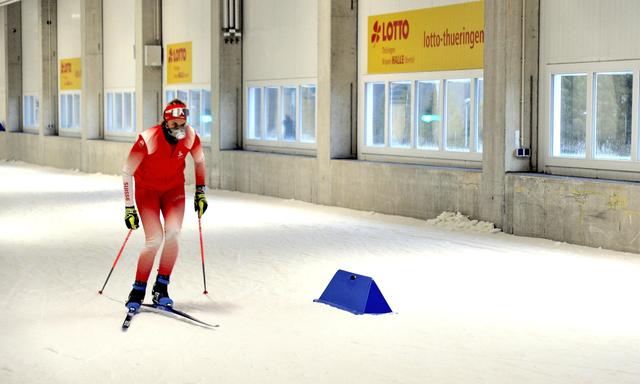 Die Schweizerin Alina Meier beim Skating auf der ebenen Geraden, mit einer von zwei Fensterreihen im Hintergrund.
