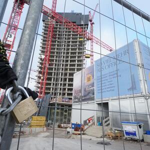 Die stillgelegten Baustellen der Signa sind offene Wunden in den Zentren der deutschen Städte, wie der Elbtower in Hamburg. 