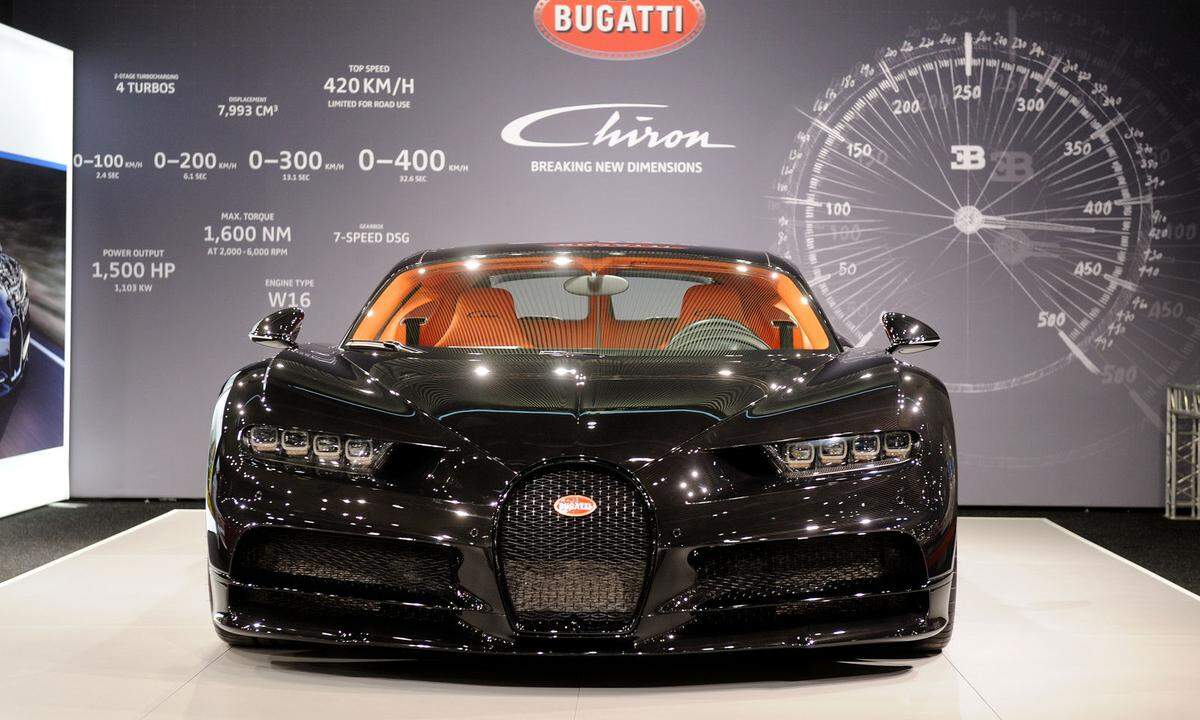 Dagegen in handverlesener Stückzahl kommt der Bugatti Chiron unters, äh, Volk. Wer gut zwei Mio. Euro (ohne Steuern) flüssig hat. Acht Liter Hubraum, vier Turbos: Mit 1500 PS krönt der Chiron die Autoshow auch leistungsmäßig recht locker. 